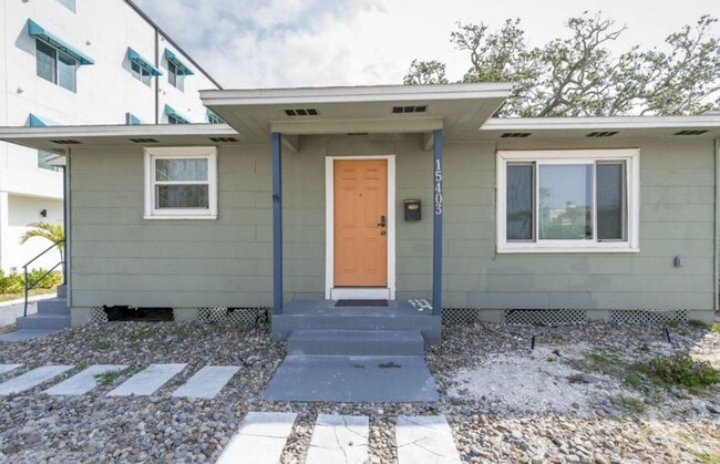 Building Photo - Furnished Beachside Retreat – Steps from t... Rental