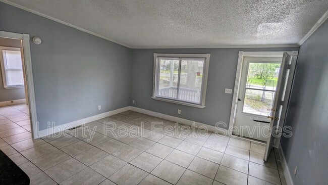955 Hollywood Dr