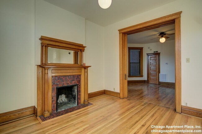 Building Photo - 638 W Drummond Pl Unit 1F