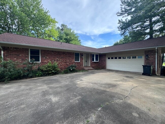 Building Photo - 3 bedroom 2 bath in Lone Oak