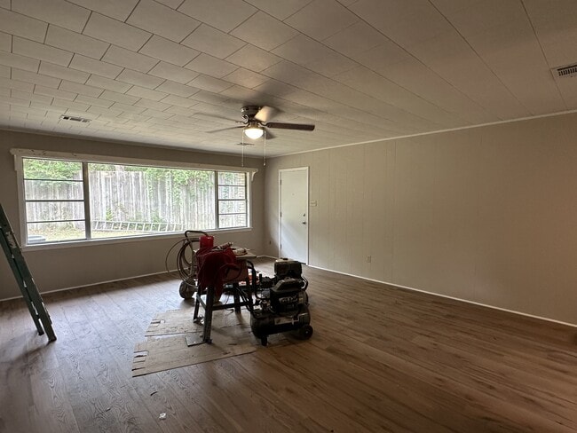 Photo - 301 Pinewood Dr