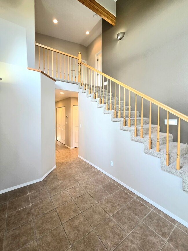 Photo - Grandiose Home on 1 Acre -- in East Wenatchee for Rent!!