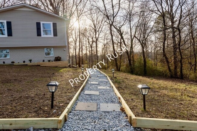 Building Photo - 2290 Malibu Dr SE Unit B