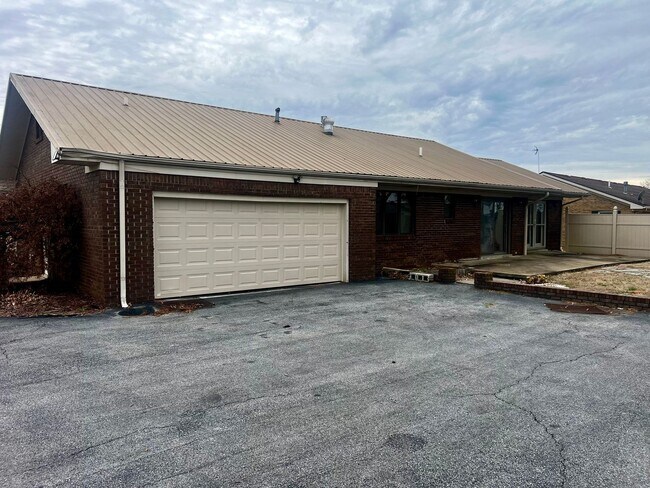 Photo - Spacious 3-Bedroom Ranch for Rent in Franklin, KY!