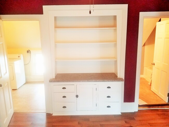 Built In Hutch - 2106 Folger Ct Unidad 2106