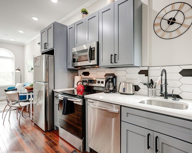 Photo - 1927 N 33rd St Unidad B - Studio