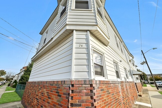 Building Photo - 74 Plauderville Ave Unit 3