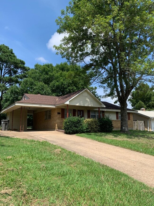 Building Photo - 3bed/1bath close to Southwest drive.