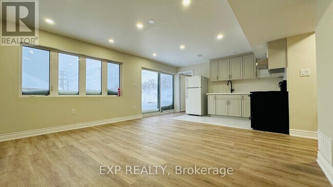 Photo - 290 Woodbine Ave