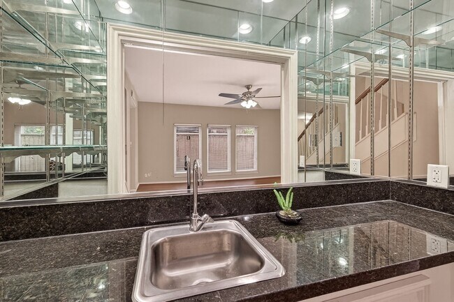 Building Photo - 2413 Potomac Dr Unit D