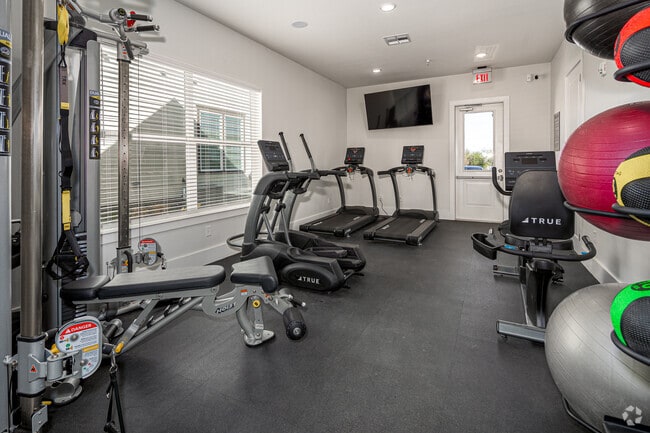 Gimnasio - Retreat at Krum - 55+ Active Adult Living