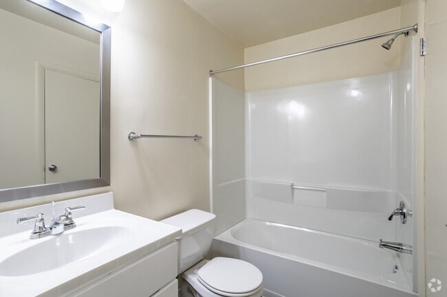 1BR, 1BA - 768 SF - Bathroom