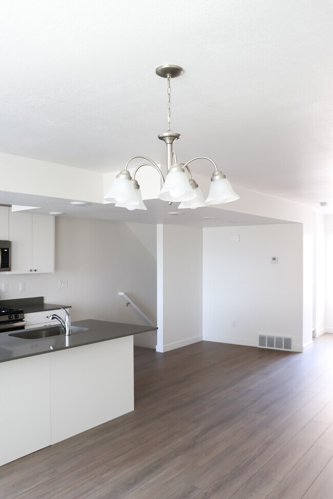 Photo - 182 S Bushnell Way
