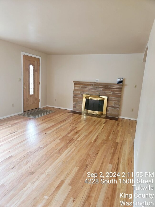 Photo - Tukwila/SeaTac daylight rambler - large home for rent - 4 bedrooms 2 bathrooms with 2 kitchens - ...