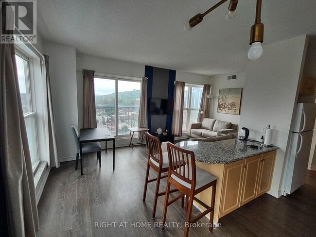 Photo - 135 James St S Unité 1102