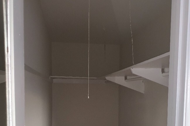 Walk in closet in bedroom - 14225 Riverside Dr Unidad 5