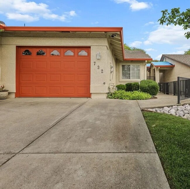 Building Photo - Enjoy the Fireworks from your front yard!