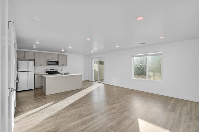 Building Photo - Comfortable and Spacious 4-Bedroom Townhom...