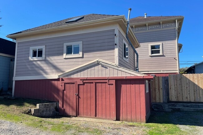 Building Photo - Conveniently located studio, available fur...
