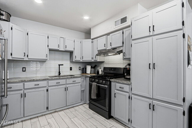 Photo - 7740 Phoenix Ave