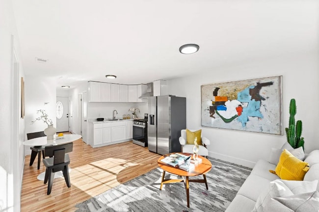 Photo - 2887 Fordham St