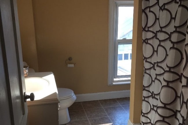 Building Photo - 623 Coffeen St Unit B