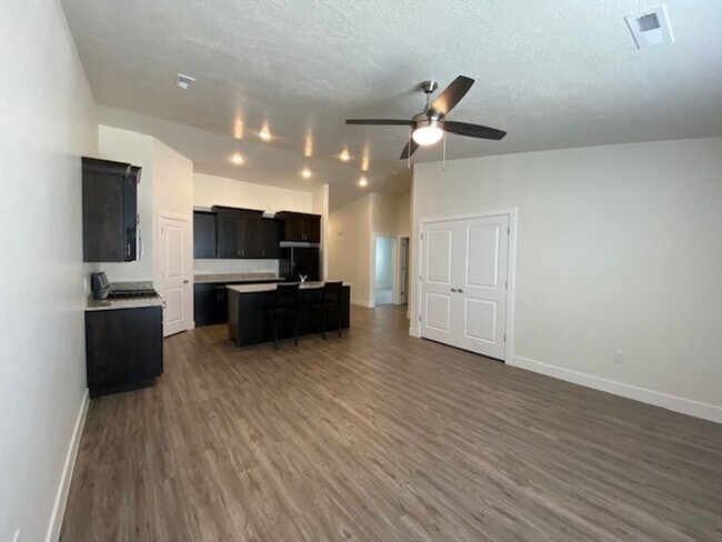 Photo - SPACIOUS HOME FOR RENT!