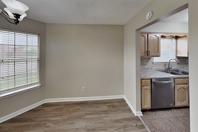 Photo - 1633 Dexter Ln