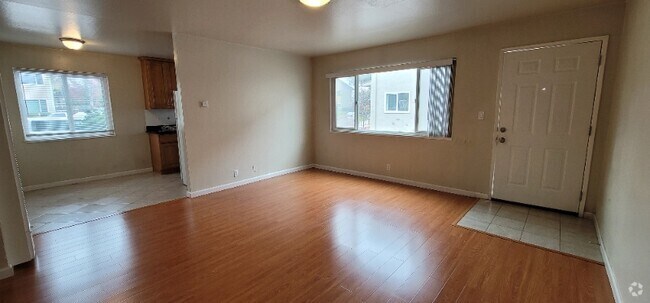 Building Photo - 1642 Queen Charlotte Dr Unit 2 Rental
