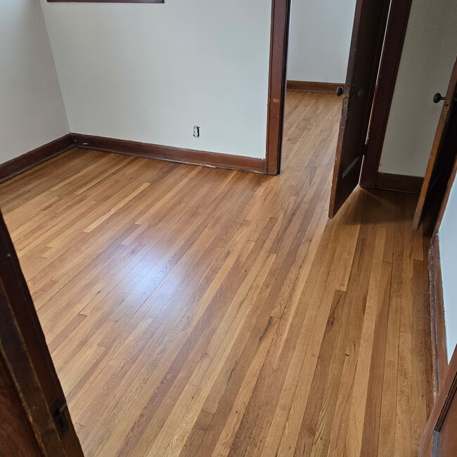 Reformas en curso. Nuevo suelo en la cocina y en el vestíbulo trasero. - 2116 Natchez Ave Unidad Upstairs