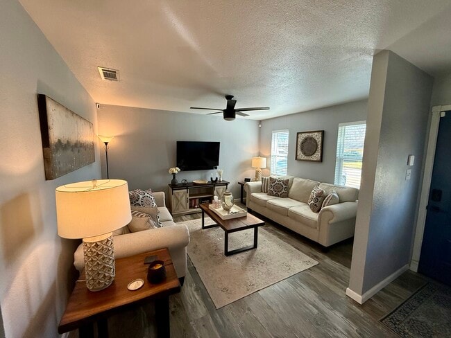 Photo - 307 W Karnes Dr