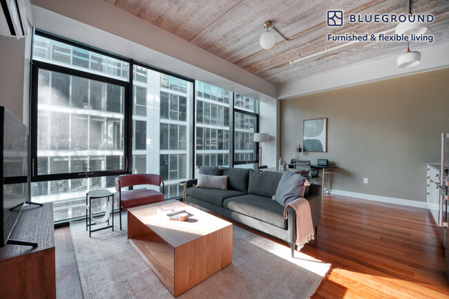 Building Photo - 676 N La Salle Dr Rental
