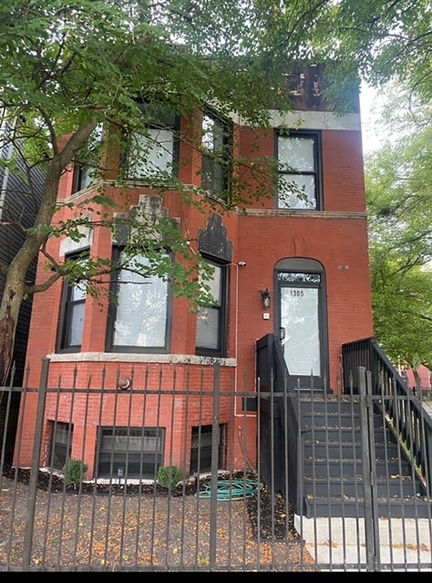 Photo - 1305 E 69th St