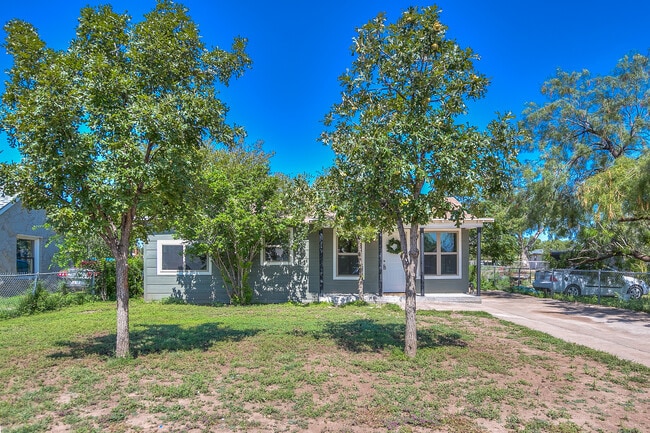 Photo - 512 E 18th St