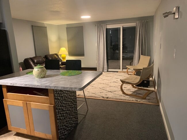 Building Photo - 8 Plaza Village Rd Unit 8B