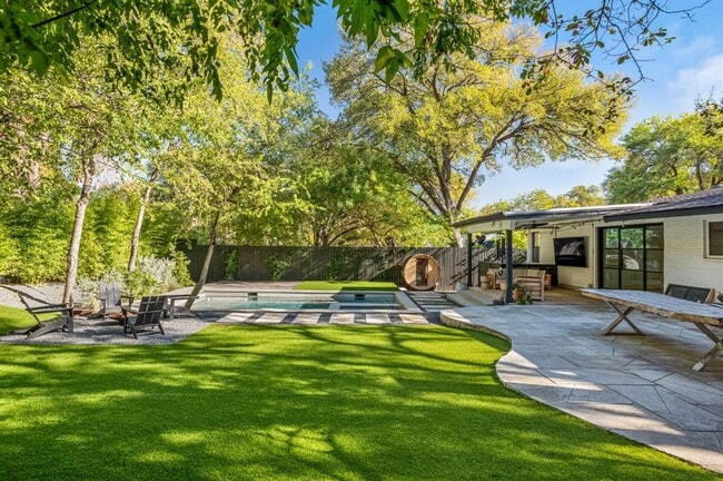 Building Photo - 1604 Elmhurst Dr