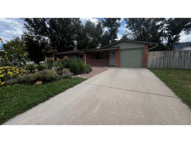 Building Photo - Welcome to this Colorado Springs charmer i... Rental