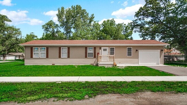 Photo - 2689 Cass St