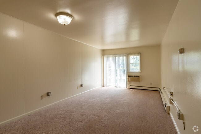 2BR, 1BA - 710SF - Living Area - 404 Forest