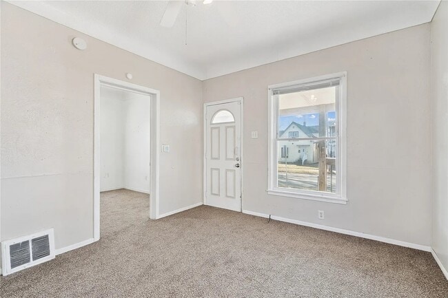 Building Photo - 452 8th Ave SW