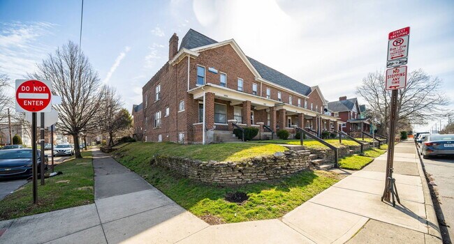 Building Photo - 1480 Summit St