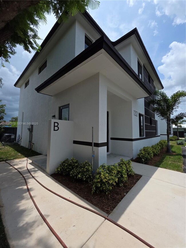 Building Photo - 1321 NW 6th Ave Unit B