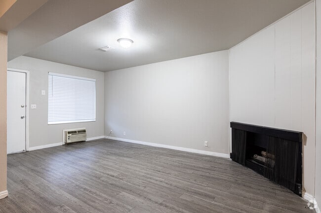 1BR, 1BA 700SF