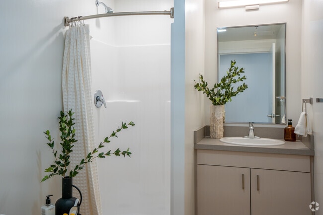 Studio, 1BA, - 352SF - Bathroom