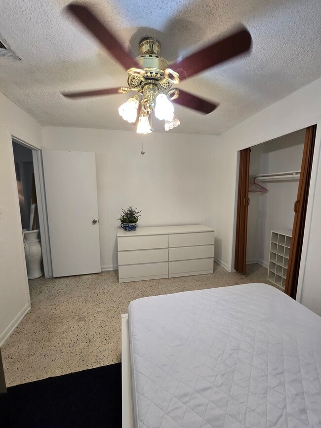 Photo - 472 E 15th St