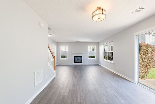 Photo - 641 W Oaks Dr