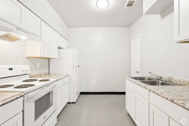 2BR, 1BA - 775SF - Kitchen