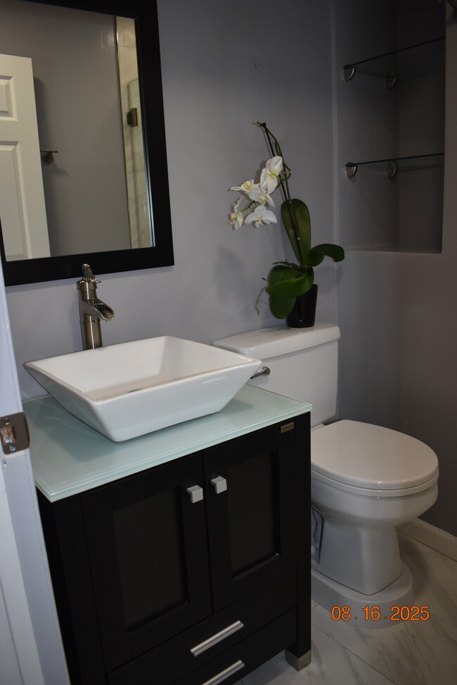 Baño en la planta baja con ducha a ras de suelo - 716 Flower Ave