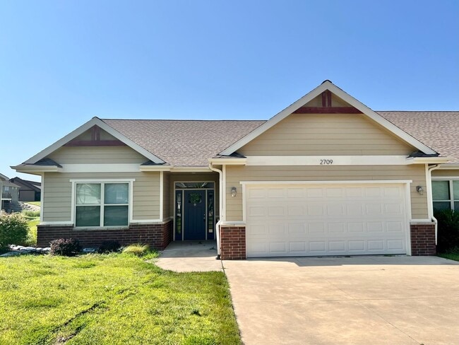 Building Photo - 3 Bed Townhome in Excellent West Side Location!