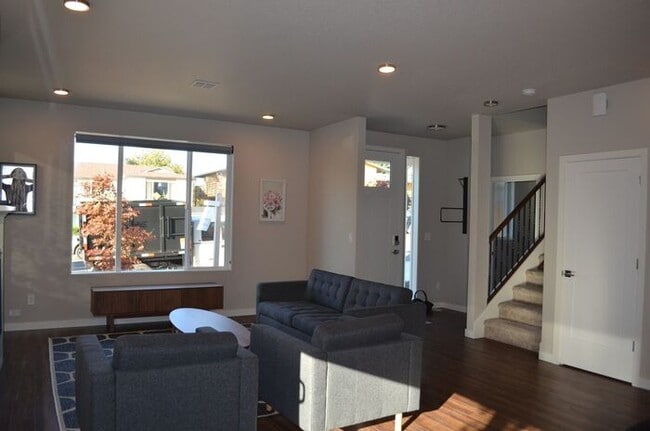Photo - Spacious Master Bedroom for Rent in Modern...